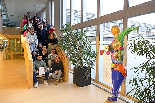 Die Teilnehmerinnen und Teilnehmer der Azubistation Friedrichshafen mit Stationsmitarbeitenden, Lehrkräften und Praxisanleitenden.