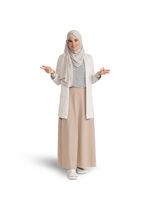 Eine junge Frau mit hellem Kopftuch, heller Jacke, gestreiftem Shirt und heller Hose.